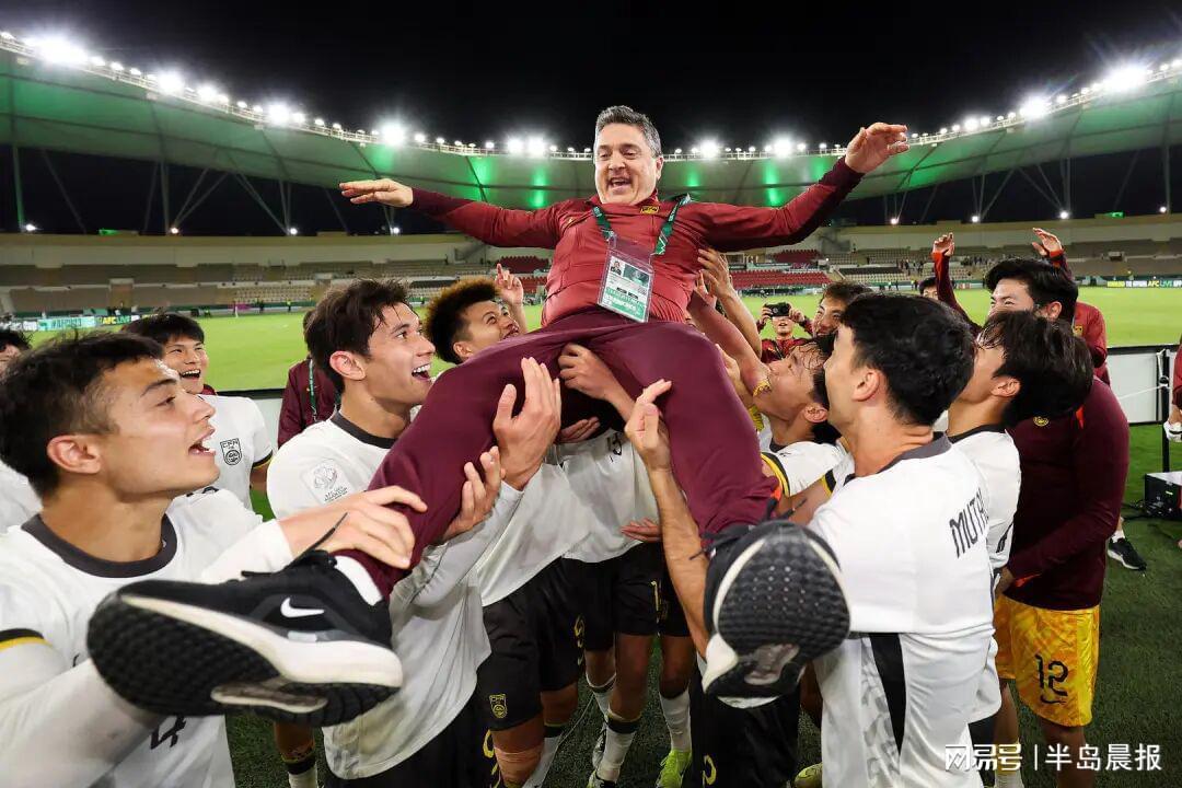 贵宾会-U23国足更衣室狂欢庆祝,主帅安东尼奥:先享受今天再考虑日本